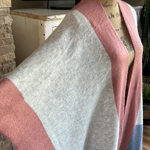 Jodifl geometric pattern gray mauve turquoise open front shawl poncho shrug - Picture 3 of 15